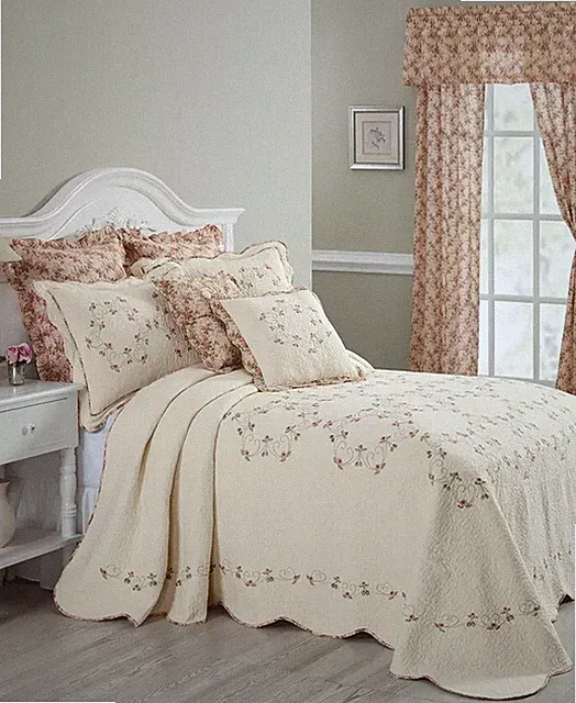 MODERN HEIRLOOM Felisa Bedspread Light Beig, Queen, NWT
